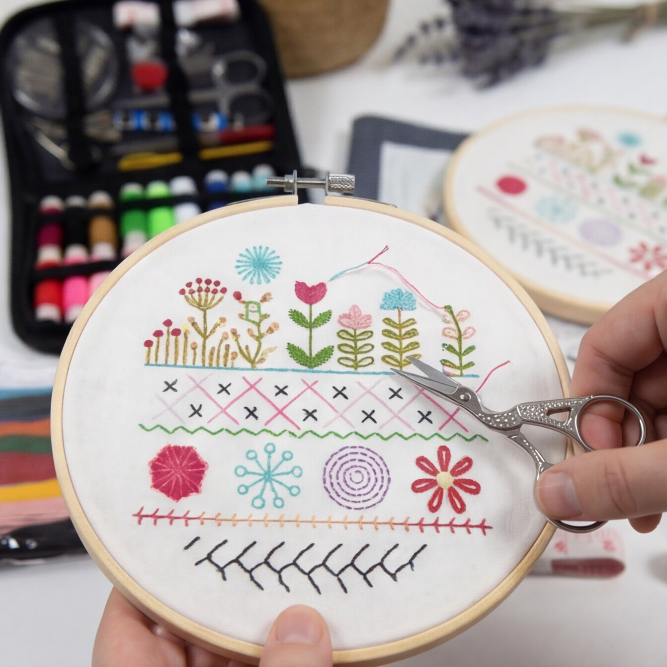 Learn Embroidery Stitch Sampler Book – הדרך הכי נעימה ללמוד רקמה, צעד אחר צעד, על בד אמיתי