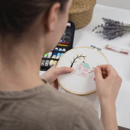 Learn Embroidery Stitch Sampler Book – הדרך הכי נעימה ללמוד רקמה, צעד אחר צעד, על בד אמיתי